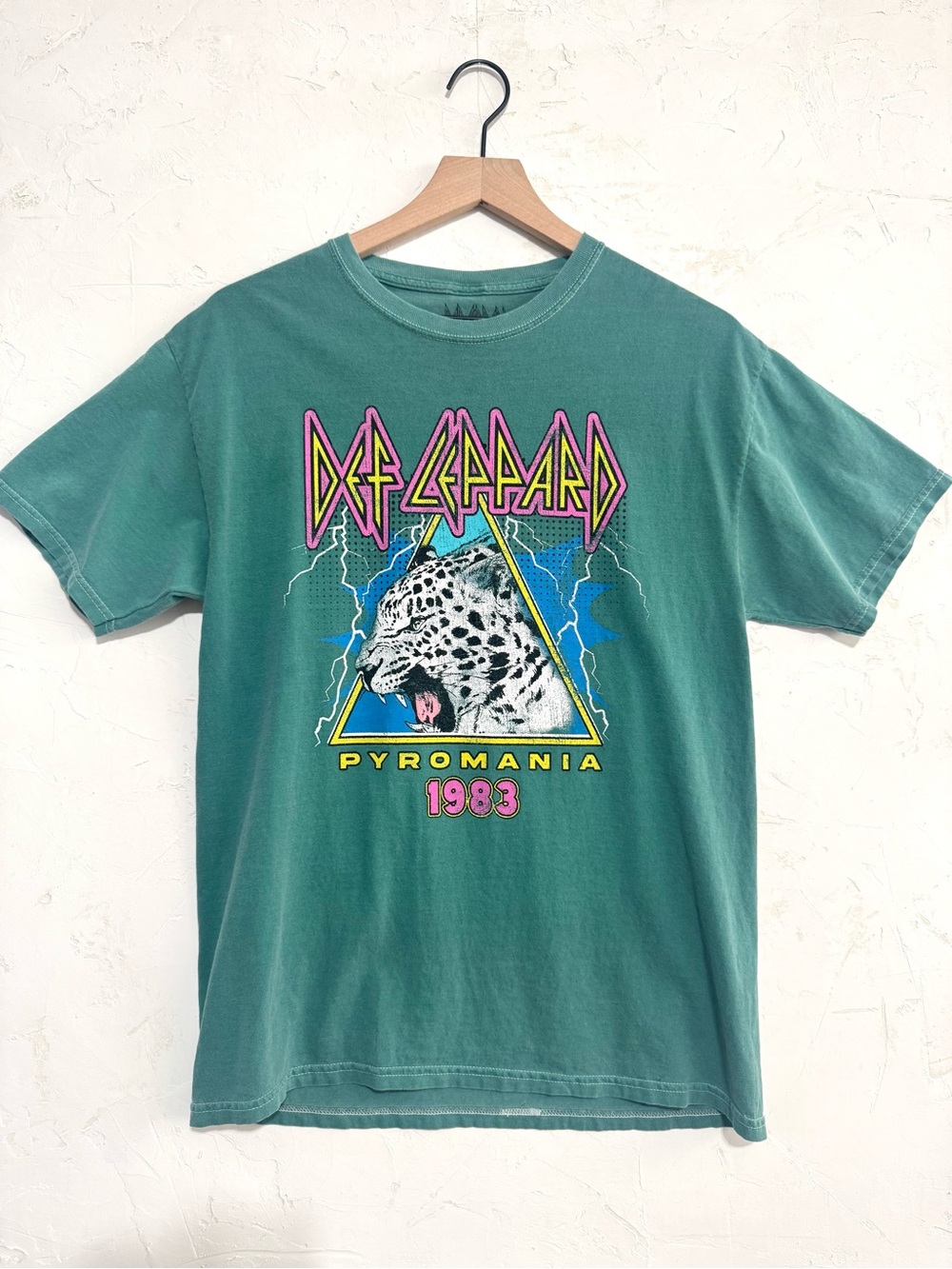 Def Leppard Pyromania 1983 Band Tee – Green Graphic T-Shirt (L)